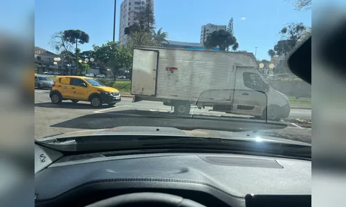 Prefeitura trava trânsito na área central e gera reclamação de moradores de prédio