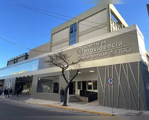Crianças feridas após brinquedo inflável ser arrastado durante temporal seguem internadas