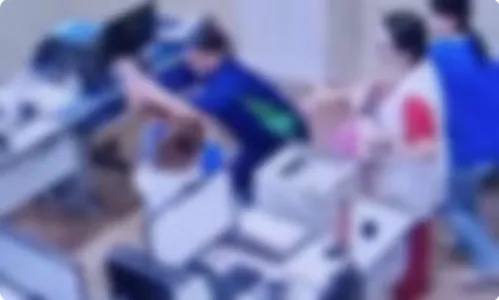 A aluna agrediu a diretora após ela alterar o tom de voz.