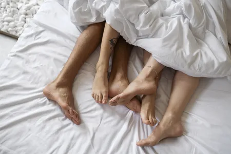 A análise mostrou que os genes respondem por cerca de 15% da variação na experiência sexual das pessoas. Indivíduos sem experiência sexual tendem a apresentar maior nível educacional, consumo reduzido de álcool e drogas, e características como introversão e tendência ao isolamento social.