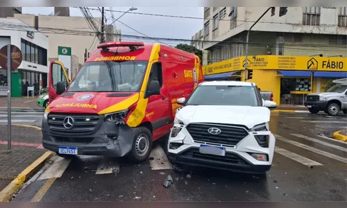 Ambulância do Siate se envolve em acidente com carro em Apucarana