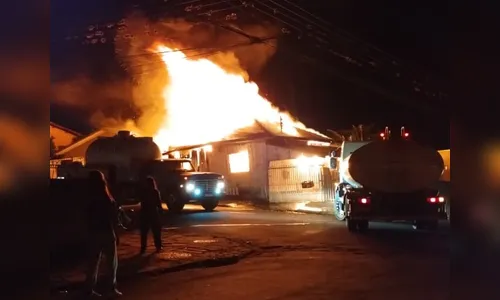 Casa de madeira é destruída por incêndio em Califórnia