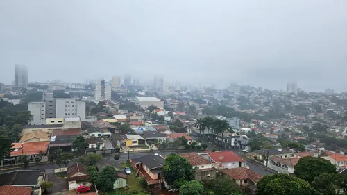 Segunda-feira começou com chuva e muita neblina em Apucarana