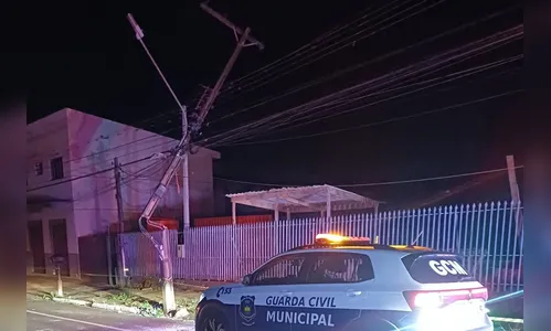 Caminhão arrasta fios, quebra poste e causa apagão em Apucarana