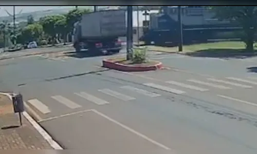 Vídeo mostra acidente entre caminhão e trem em Cambira; veja