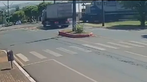 Acidente foi registrado por uma câmera de segurança