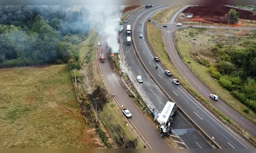 Carreta tomba no Contorno Sul de Apucarana e motorista sai ileso