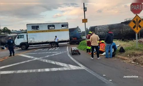 Caminhão que transportava 16 trabalhadores colide com trem em Jandaia