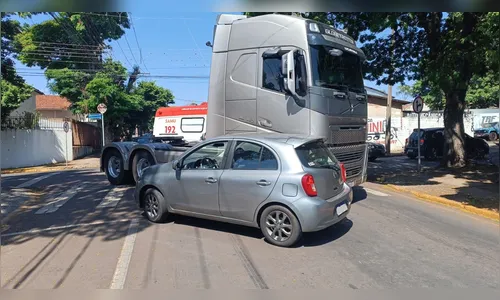 Carro atinge cavalo mecânico de carreta no centro de Apucarana