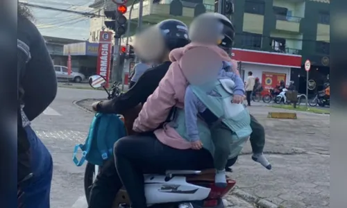 Bebê é transportado na garupa de moto em uma bolsa; veja o vídeo