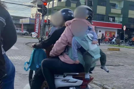 Após o caso viralizar nas redes sociais, a Coordenadoria de Trânsito de Itajaí (Codetran) se manifestou, ressaltando que o transporte irregular de crianças em motocicletas é crime e arriscado