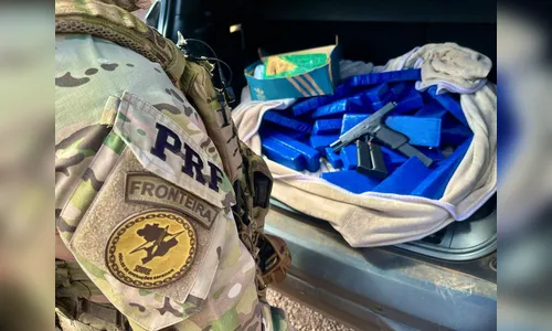 PRF apreende arma com “kit rajada” com suspeitos de tráfico no PR