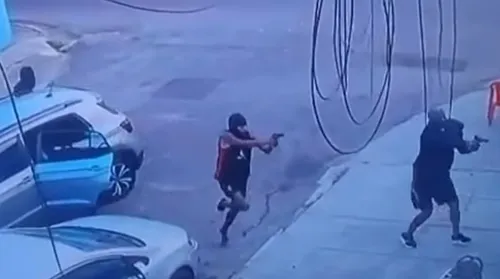 As imagens mostram o momento em que o assaltante se aproxima pulando de um pedestre desprevenido.