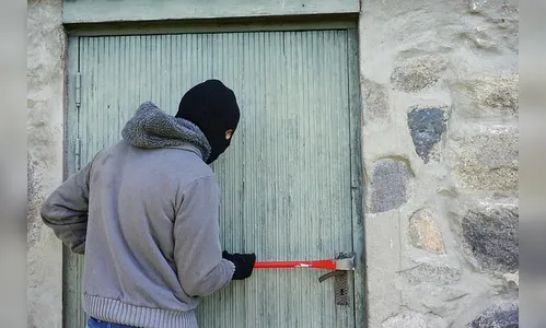Casa desocupada é invadida e vandalizada no Jardim Ponta Grossa