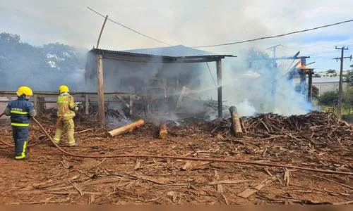 Bombeiros combatem incêndio em madeireira em Apucarana