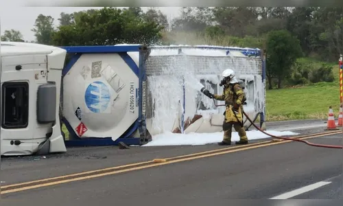 Carreta carregada com ácido tomba na PR-444 e interdita rodovia