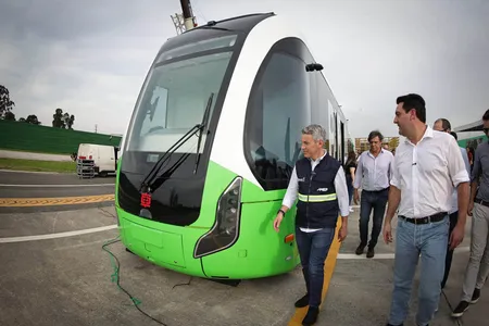 Bonde Urbano Digital opera com pneus de borracha diretamente sobre o asfalto, guiado por um sistema de “trilhos virtuais”