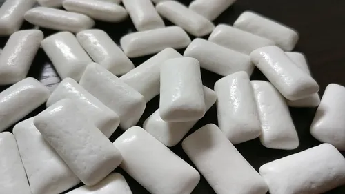Cada pacote das gomas contém 46 unidades, totalizando 1.840 mg de cafeína