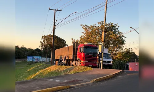 Carreta quebra e provoca fila de veículos no acesso a Apucarana