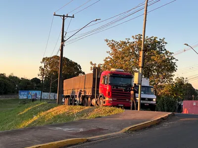 Caminhão parado em semáforo na entrada da cidade