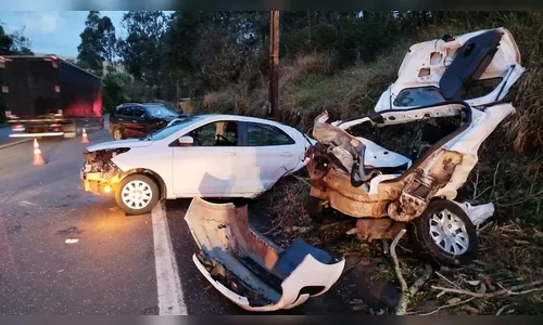 Veículo parte ao meio e mulher morre após colisão frontal na BR-376