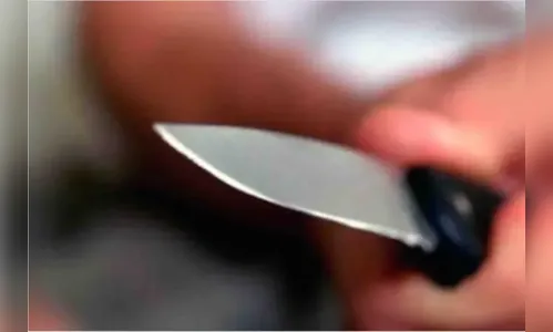 Homem mata ex-companheira com mais de 100 facadas na frente dos filhos