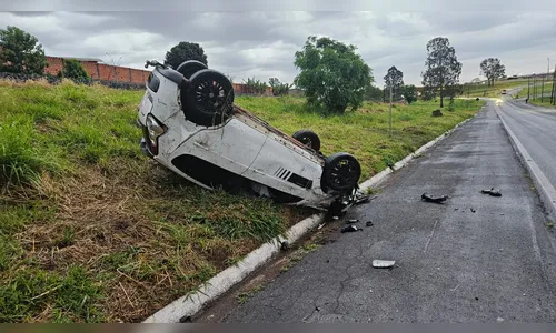 Carro capota na Avenida Brasil em Apucarana