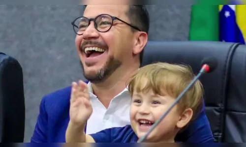 Filho de deputado rouba a cena com momento de fofura na Câmara