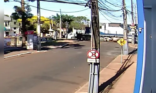 Câmera flagra momento que idosa foi atropelada por trem em Arapongas
