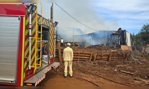Pane elétrica pode ter provocado incêndio em madeireira, diz bombeiro
