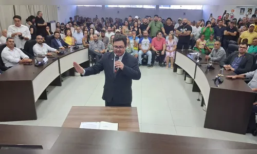 Lucas Leugi toma posse como vereador em Apucarana; veja
