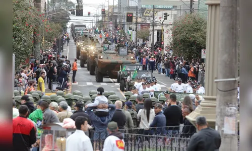Multidão celebra desfile cívico-militar no centro de Apucarana; veja