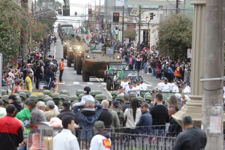 Mesmo com tempo fechado, centenas de pessoas foram às ruas do centro  conferir desfile