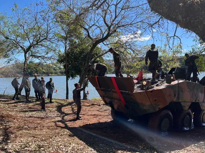 Militares participaram de treinamento com blindado no Lago Jaboti