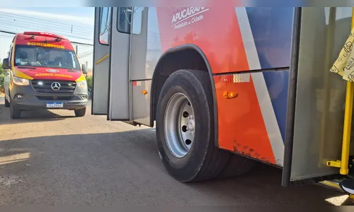 Acidente entre moto e ônibus deixa jovem ferida no João Paulo