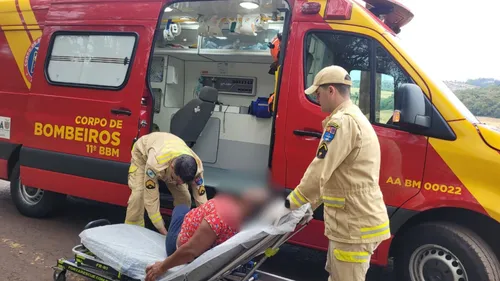 Mulher foi socorrida pelos bombeiros