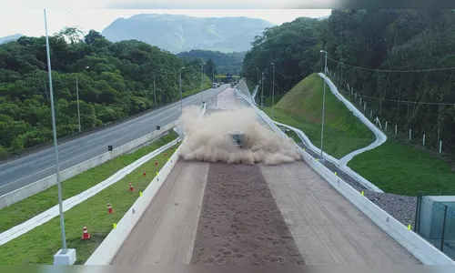 Caminhão-tanque com álcool perde os freios na serra da BR-376 no PR