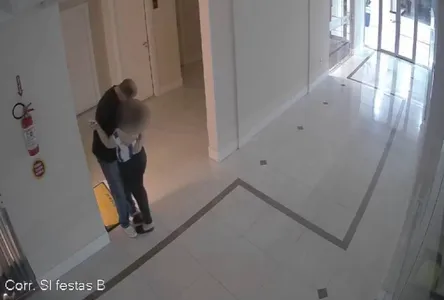 No mesmo dia, a vítima relatou o ocorrido ao pai, que acionou as autoridades.