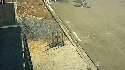 No vídeo é possível ver o momento em que a menina é atingida.