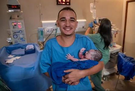 O cantor posou para a foto com o segundo filho.