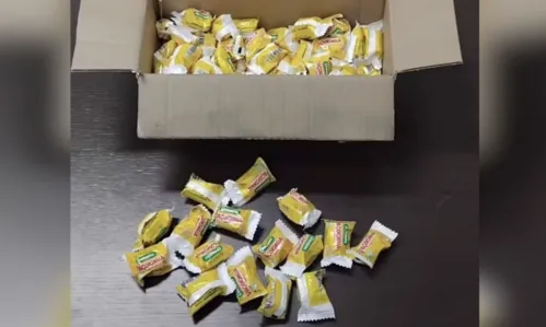 O homem ofereceu as drogas disfarçadas de doce.