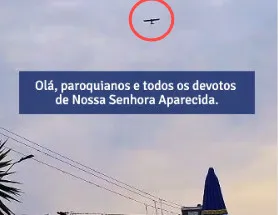 O sacerdote divulgou um vídeo enquanto o avião sobrevoava a cidade com um sistema de som convidando a comunidade para participar da Festa de Nossa Senhora Aparecida