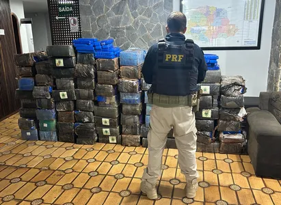 Os policiais se aproximaram e sentiram um forte odor de maconha