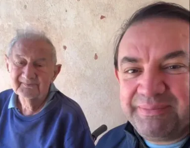 Salsicha ao lado do pai Zé Borracheiro