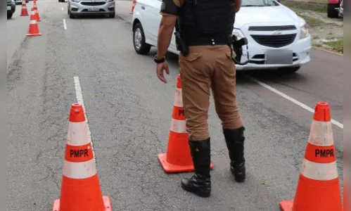 Blitz em Ivaiporã flagra carro furando semáforo à noite