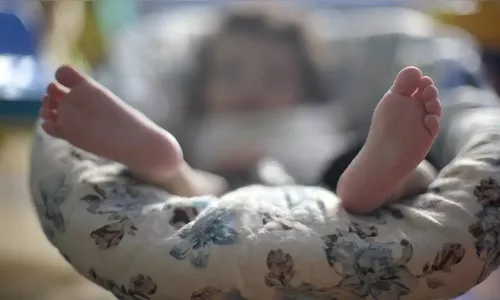 Pai atropela filho bebê de 10 meses ao dar ré em carro no Paraná