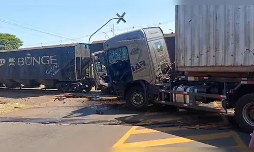 Trem atinge caminhão e causa vazamento de combustível
