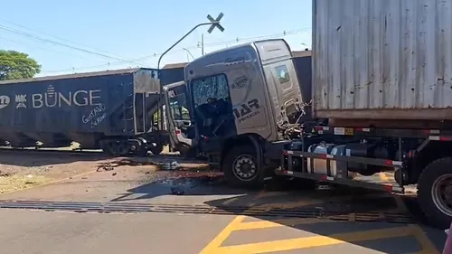 Trem atinge caminhão e causa vazamento de combustível