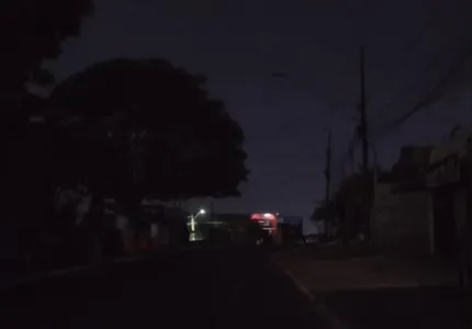 Um incêndio teria se iniciado em um transformador de energia durante o dia, o que afetou a rede elétrica na região.