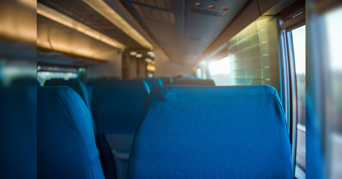 Peça de caminhăo se solta, atravessa para-brisa de ônibus e mata passageiro no PR